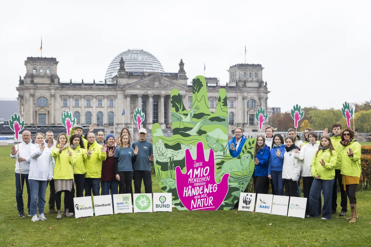Foto von der Übergabe und Bildaktion zur #HandsOffNature-Kampagne vor dem Deutschen Bundestag